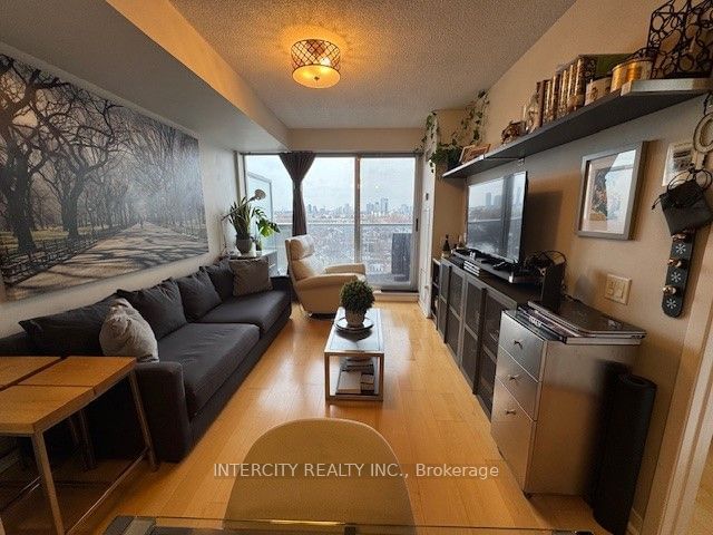 1050 The Queensway Ave, unit 712 for sale