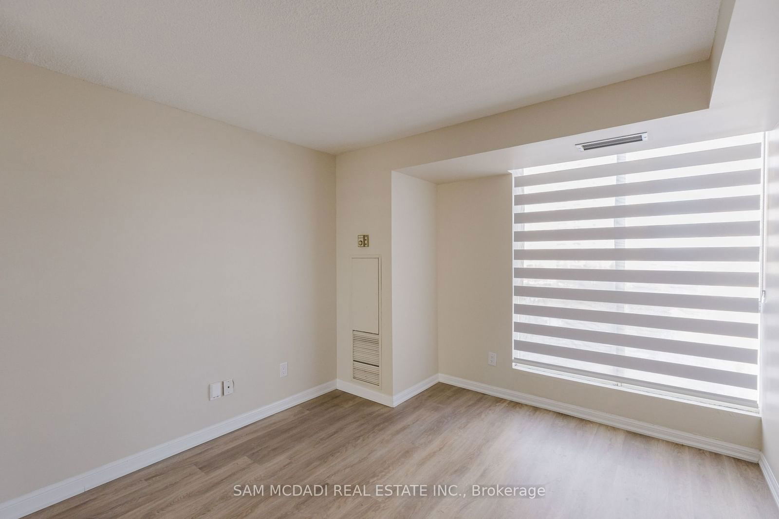 55 Kingsbridge Garden Circ, unit 513 for rent