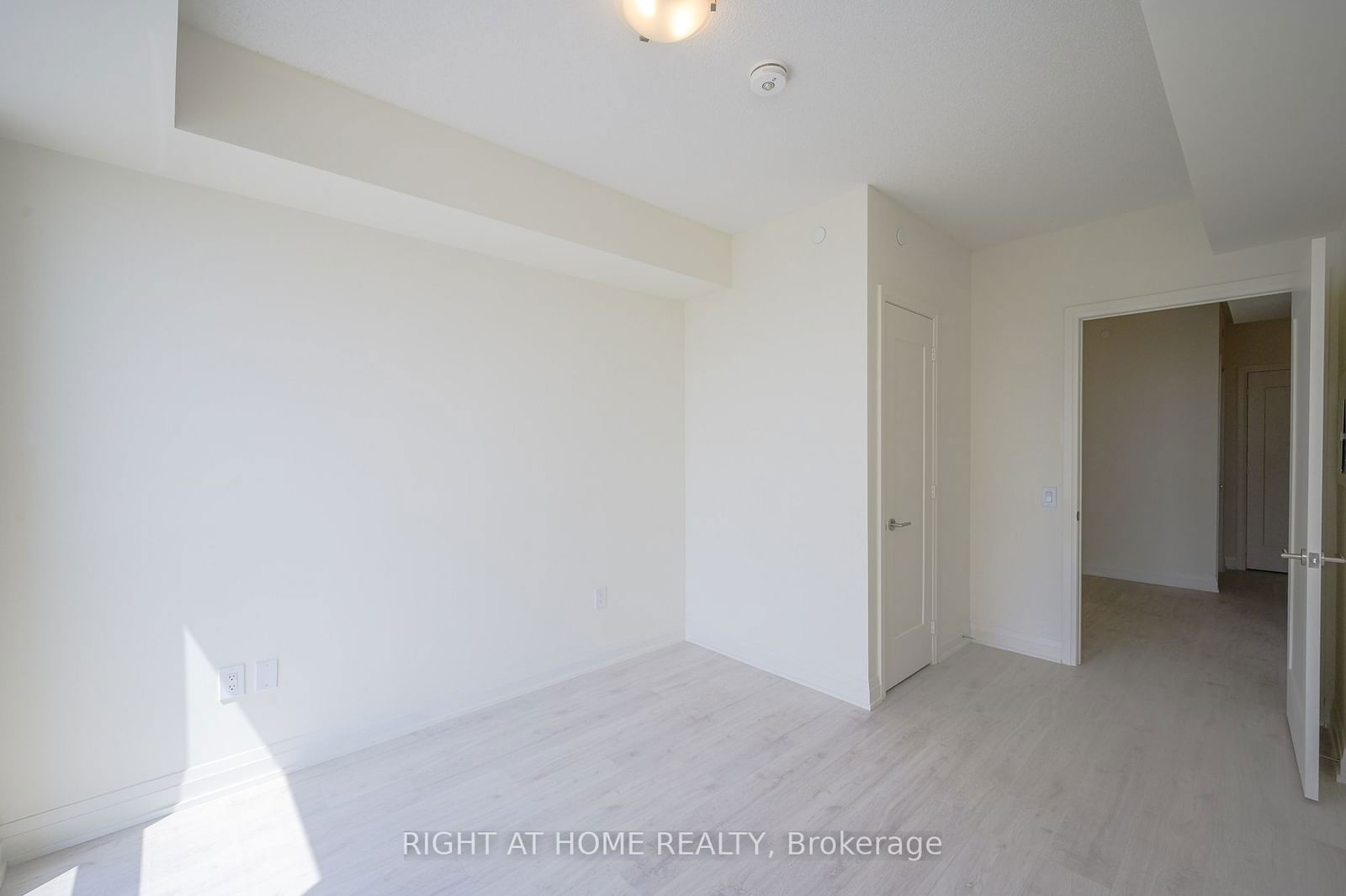 509 Dundas St W, unit 605 for rent