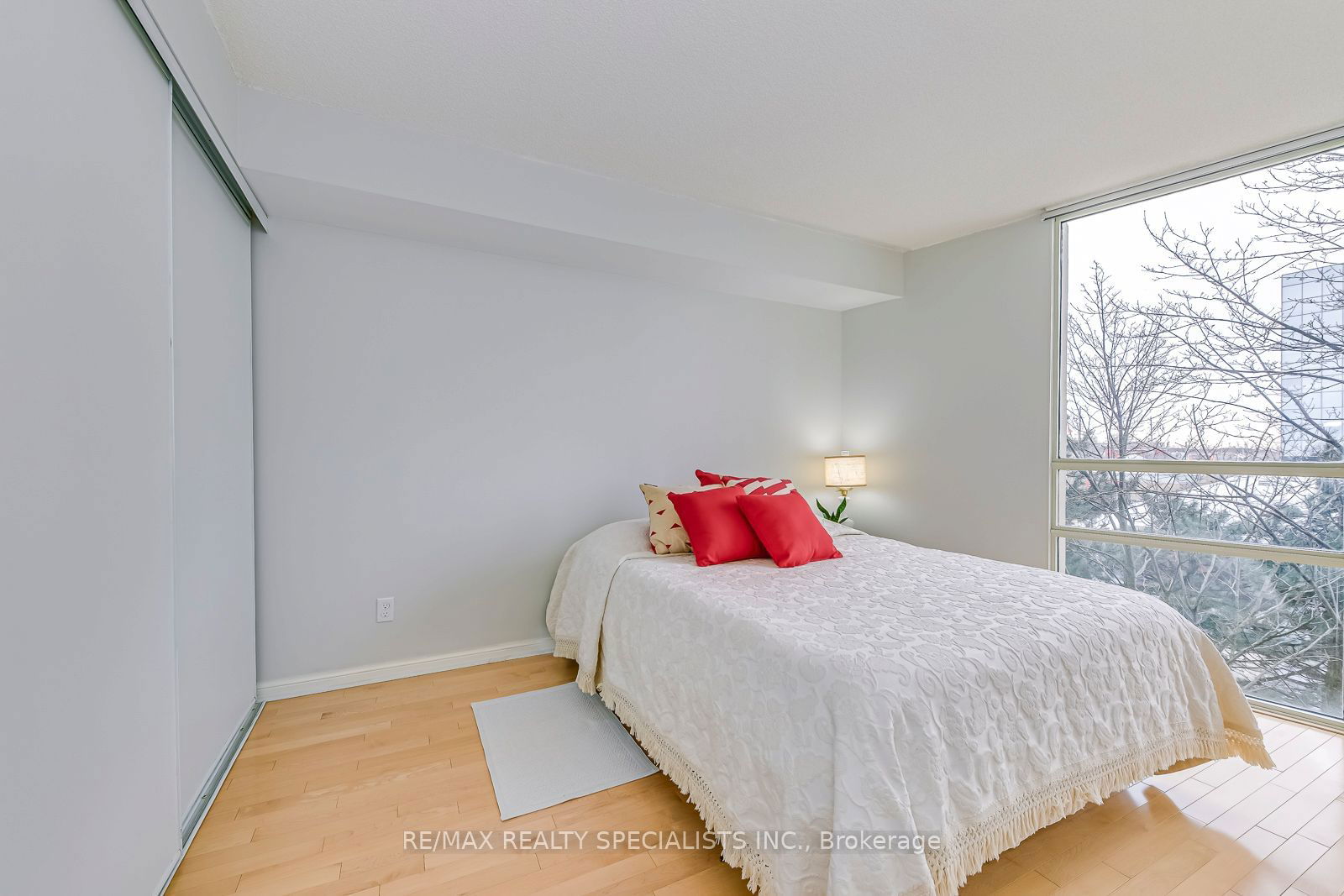 50 Eglinton Ave W, unit 403 for sale