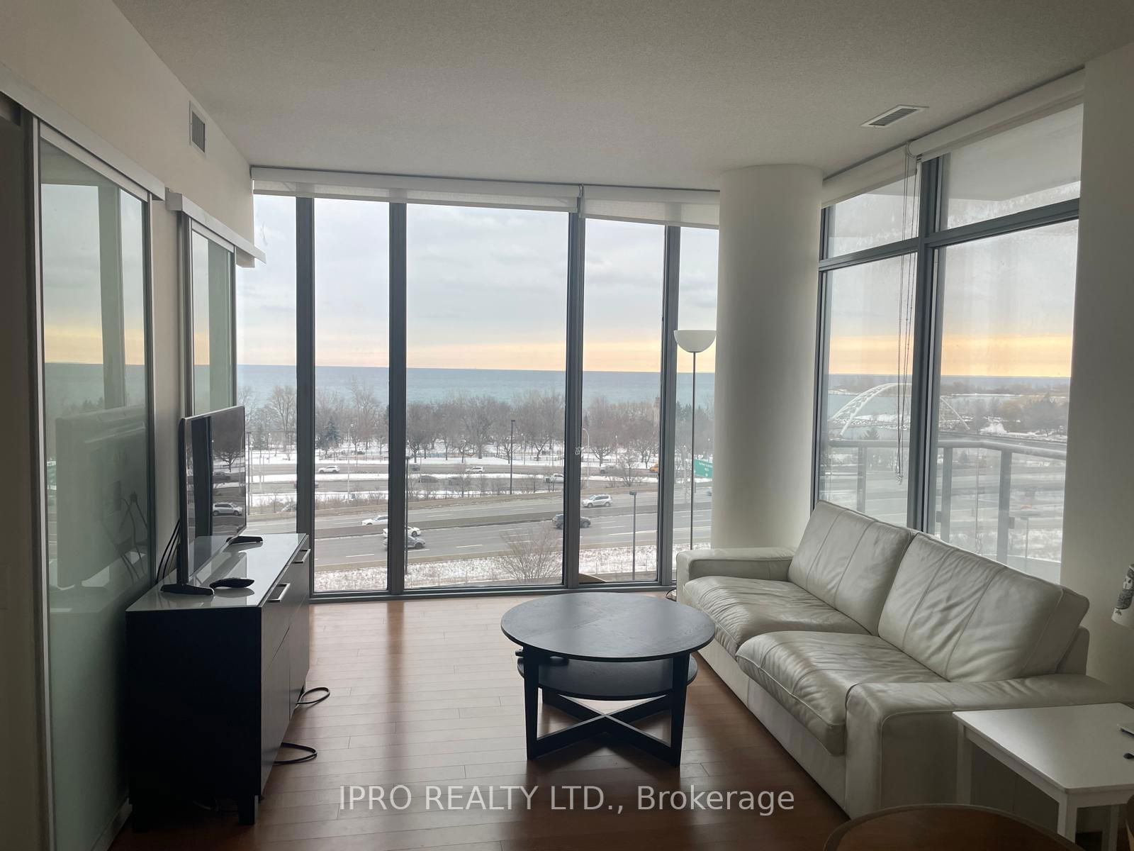 105 The Queensway Way, unit 803 for rent