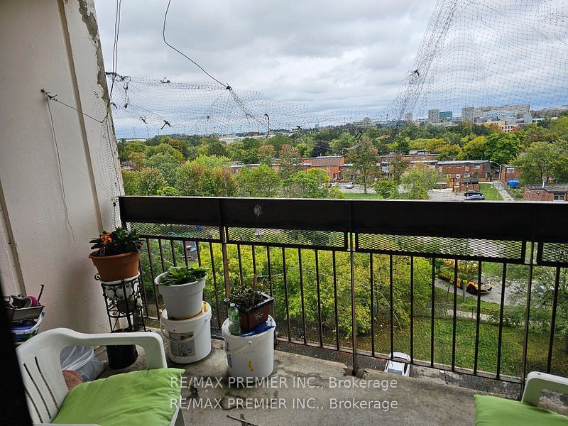 4673 Jane St, unit # 811 for sale