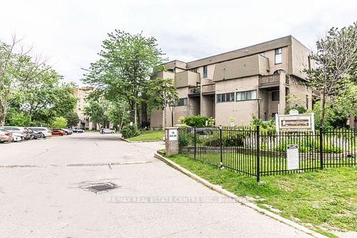 Sheridan Square Townhomes, Mississauga, Toronto