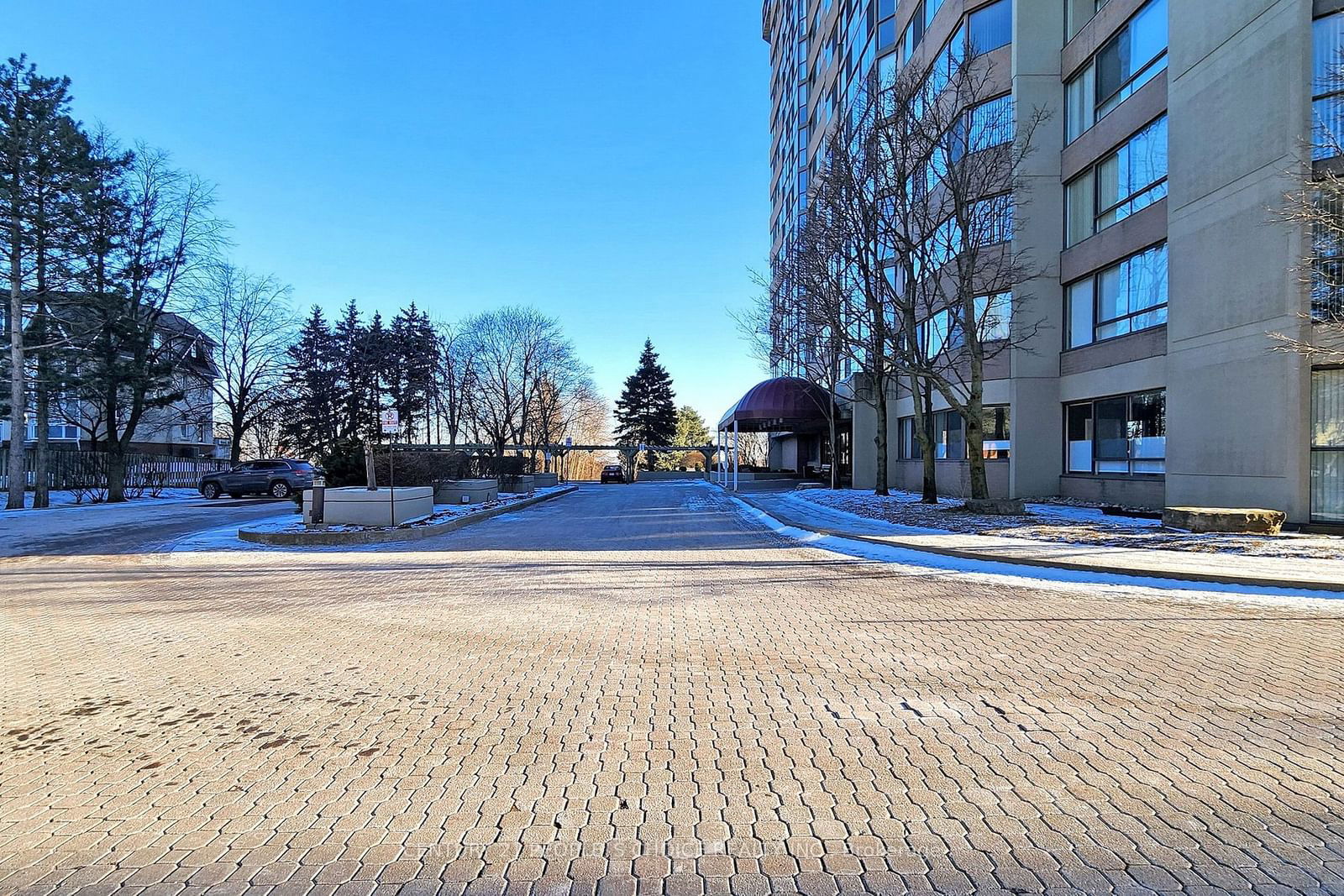 880 Dundas St W, unit 908 for sale