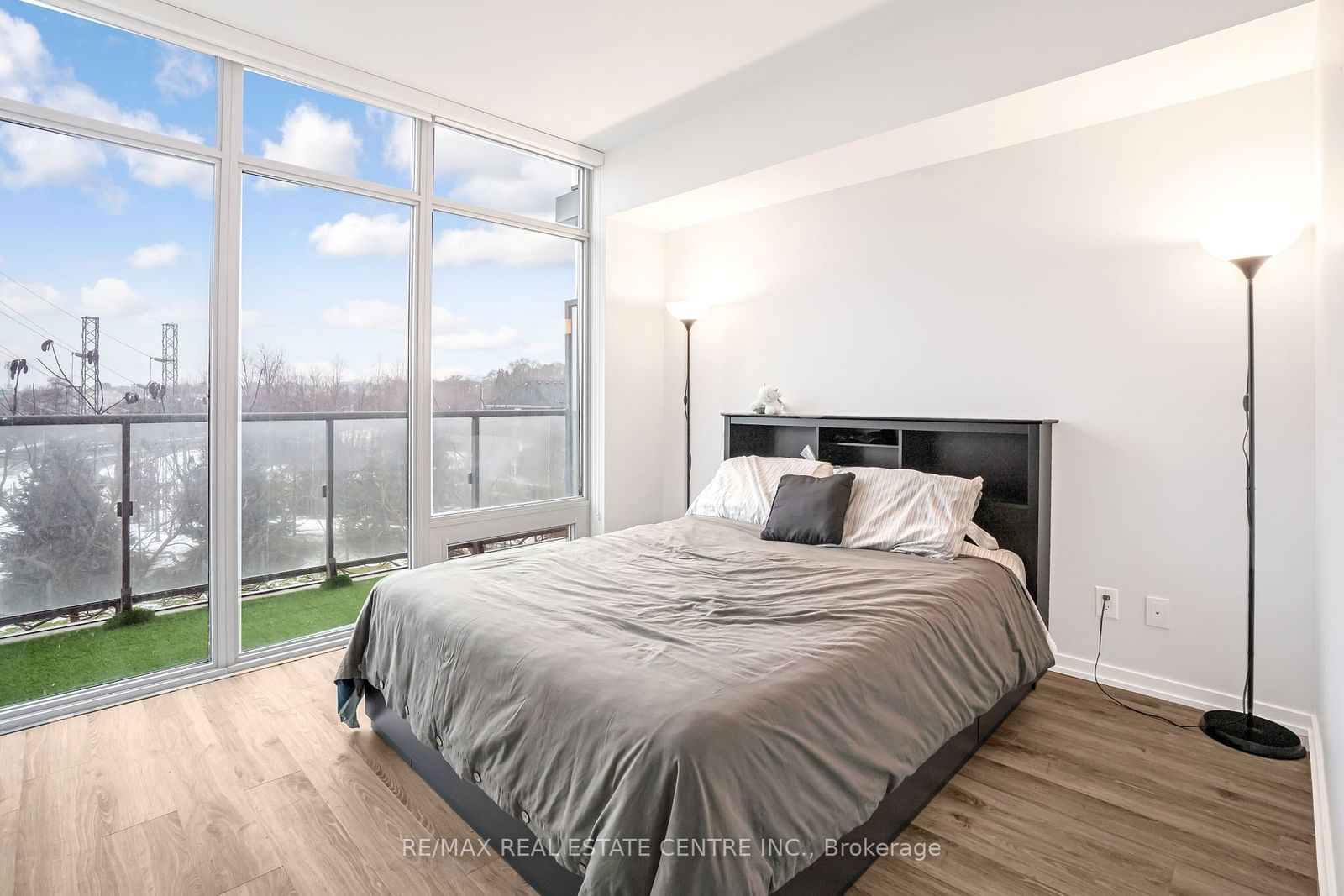 105 The Queensway Ave, unit 303 for sale