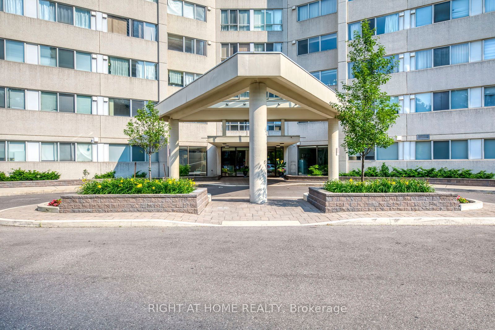 3700 Kaneff Cres, unit 1412 for sale