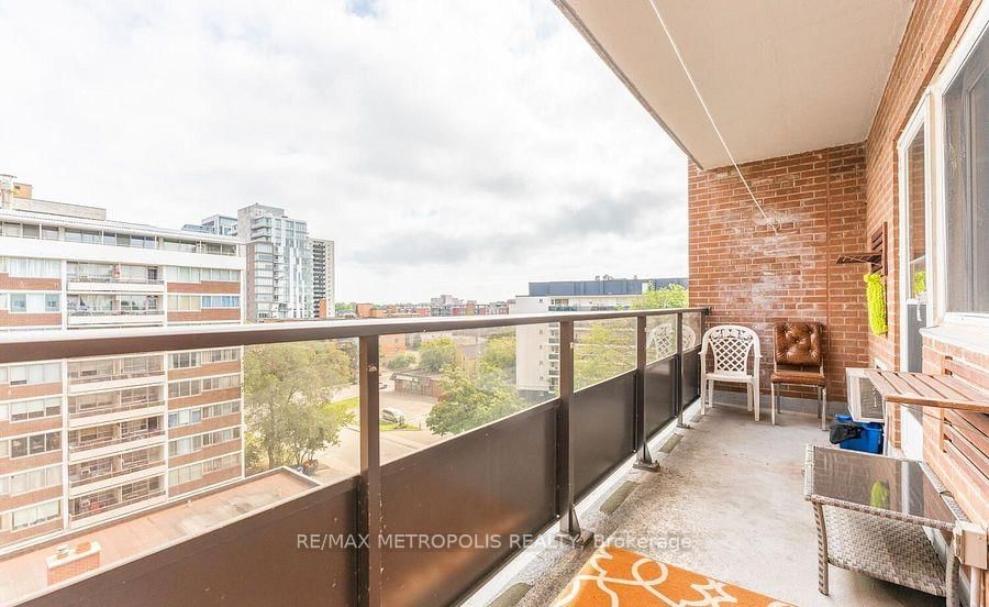 15 Elizabeth St N, unit 704 for sale