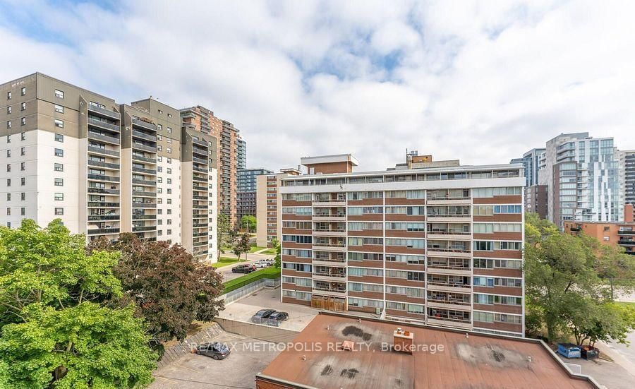 15 Elizabeth St N, unit 704 for sale