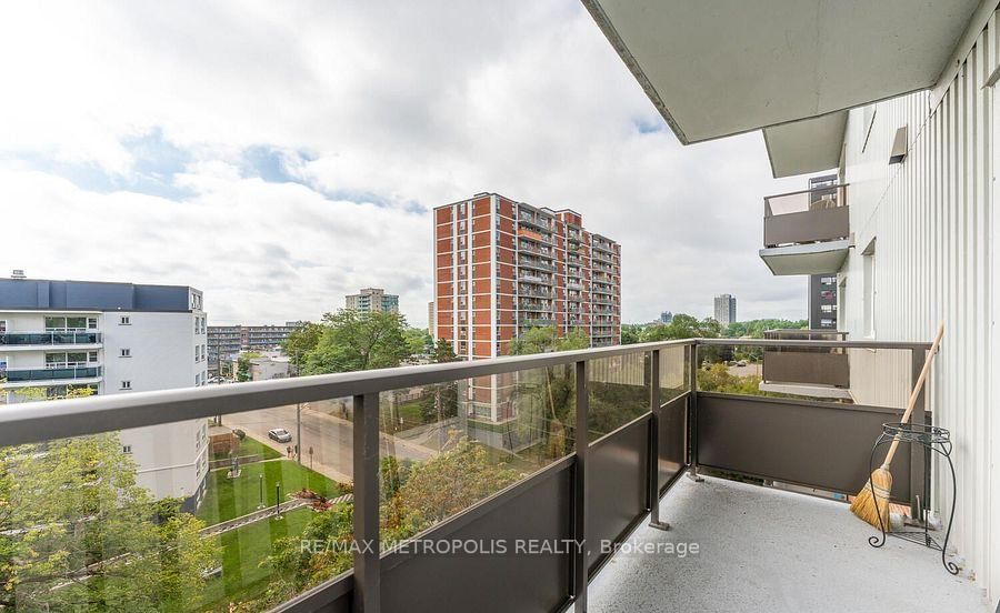 15 Elizabeth St N, unit 704 for sale