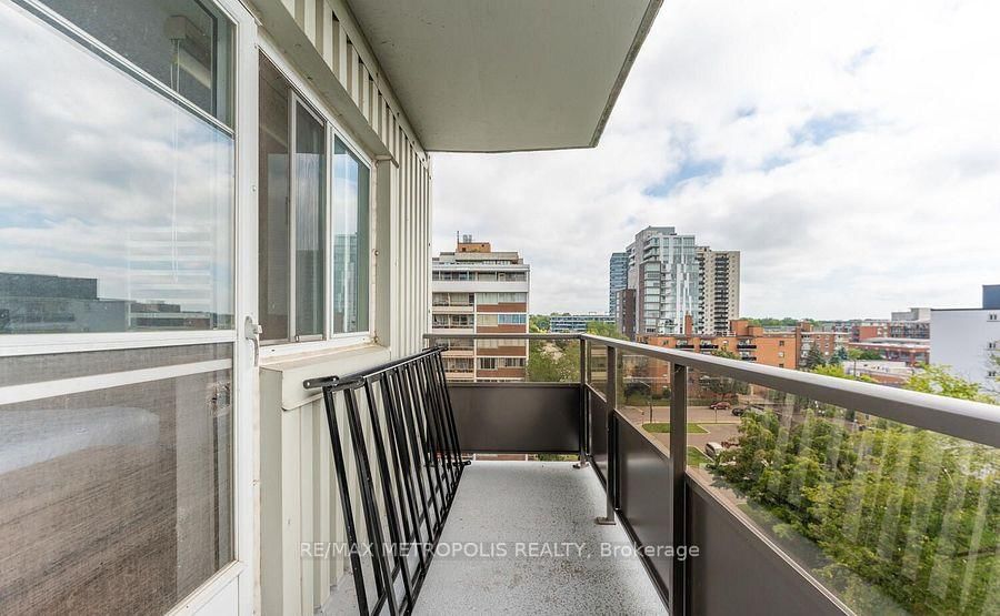 15 Elizabeth St N, unit 704 for sale