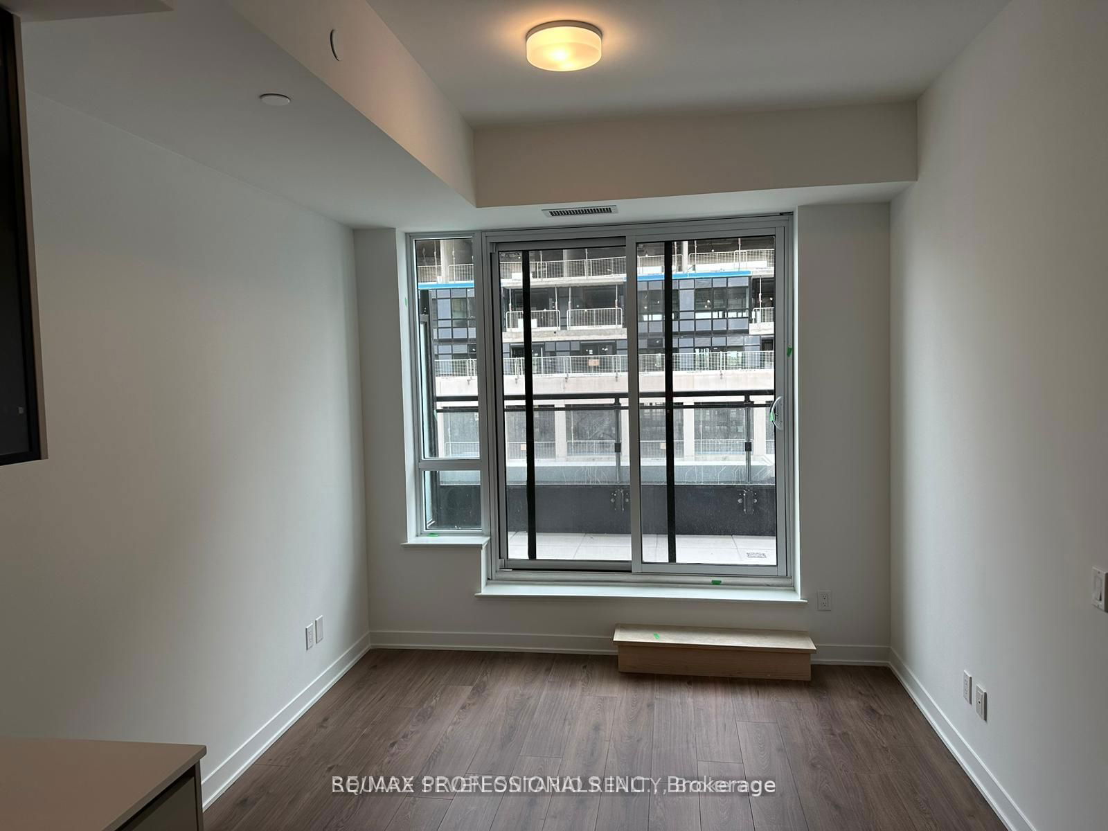 405 Dundas St W, unit 319 for rent