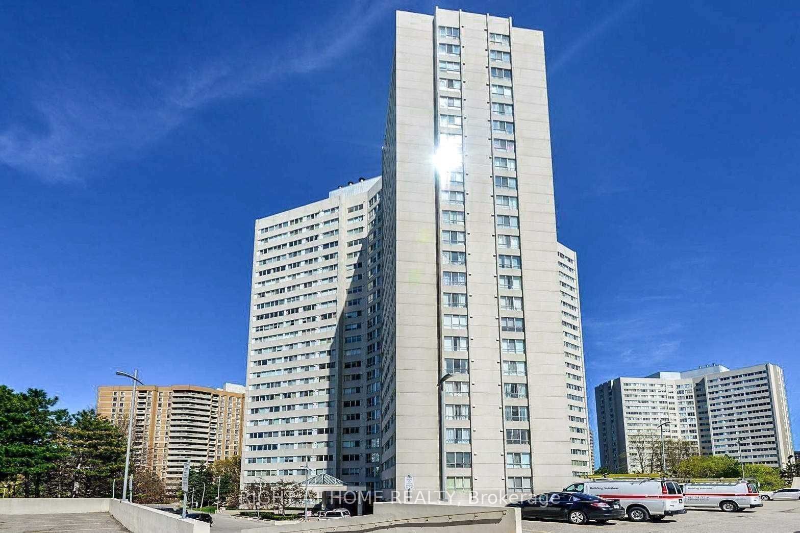 3700 Kaneff Cres, unit SPH8 for rent