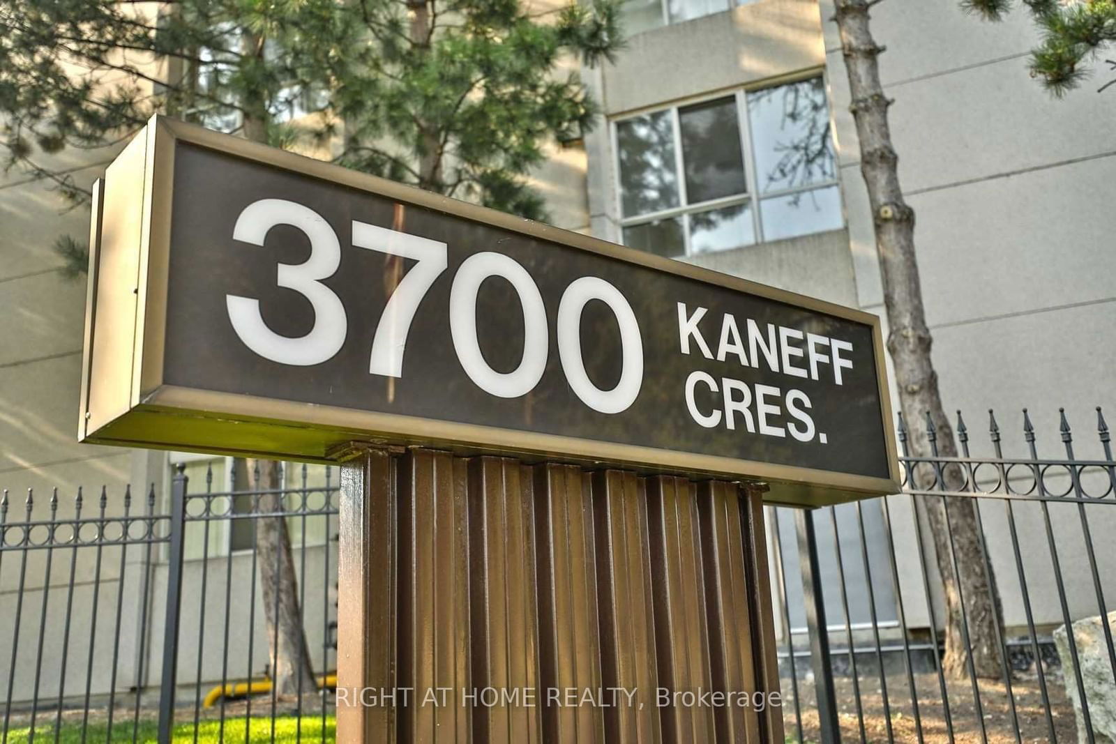 3700 Kaneff Cres, unit SPH8 for rent