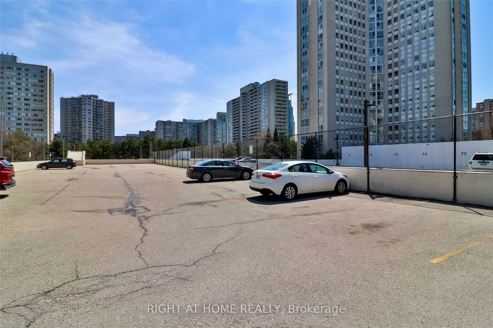 3700 Kaneff Cres, unit SPH8 for rent