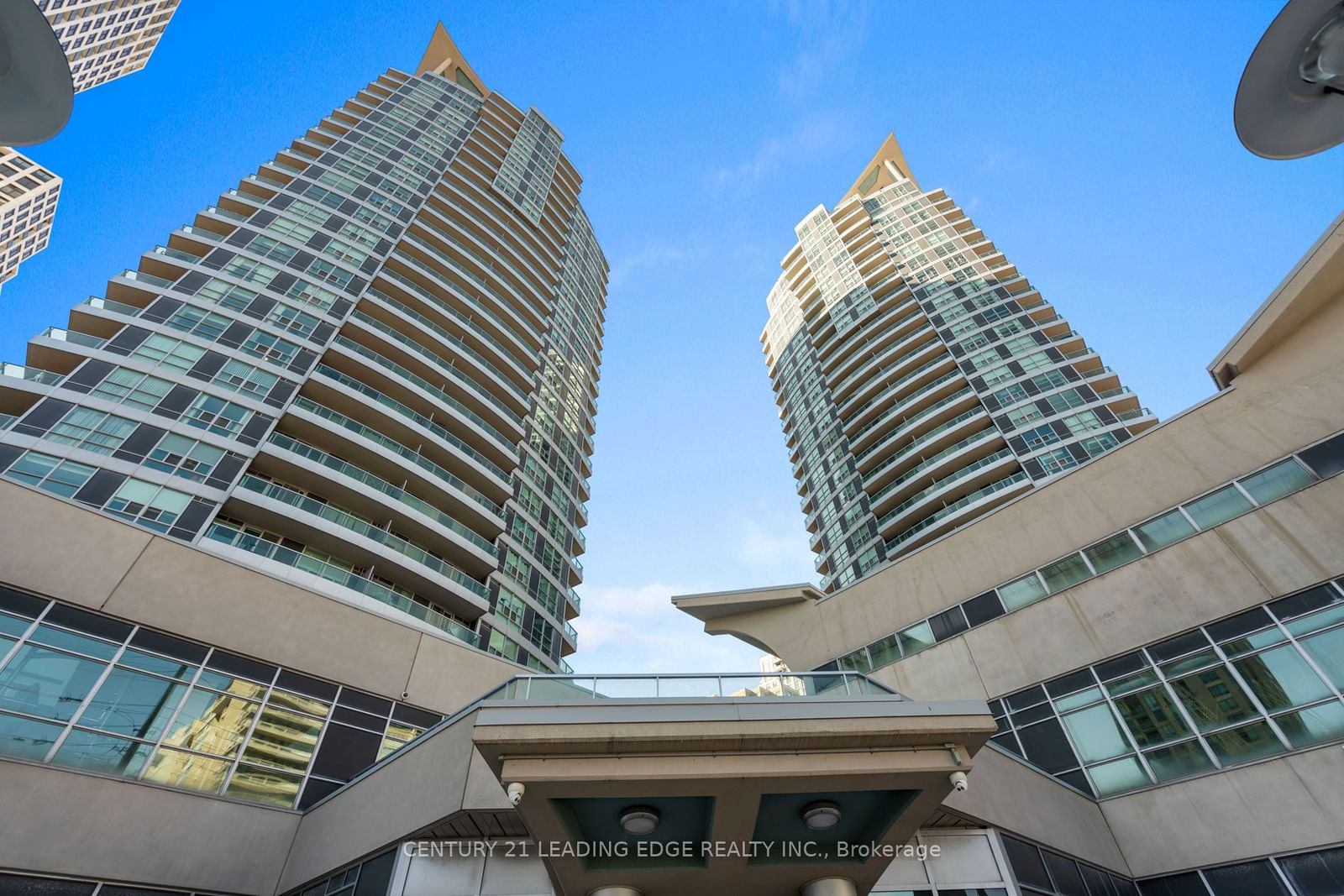 33 ELM Dr, unit 1808 for sale