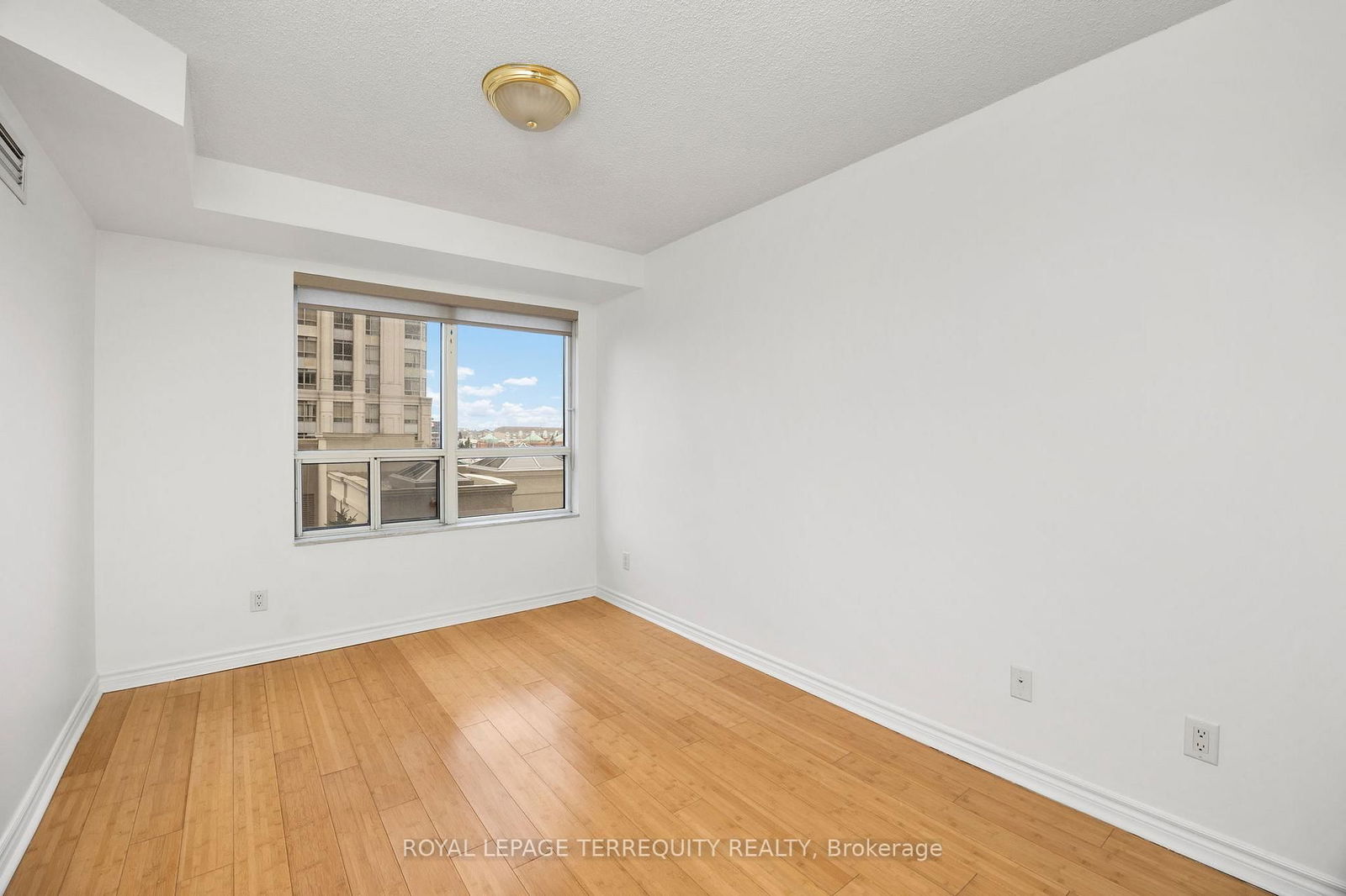 25 Kingsbridge Gardens Circ, unit 523 for rent