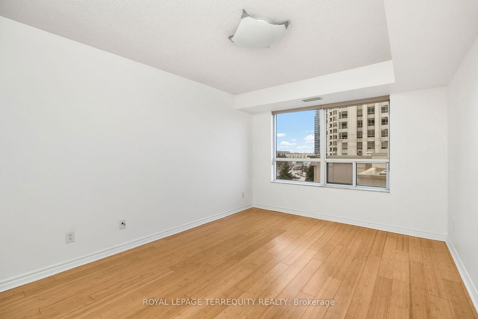 25 Kingsbridge Gardens Circ, unit 523 for rent