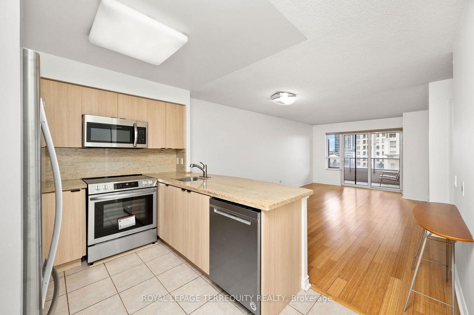 25 Kingsbridge Gardens Circ, unit 523 for rent