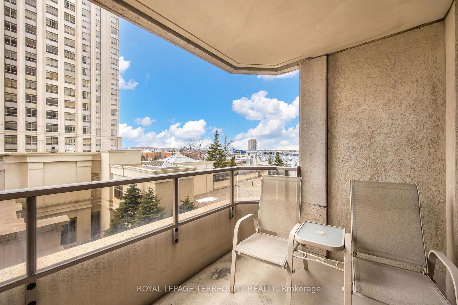 25 Kingsbridge Gardens Circ, unit 523 for rent