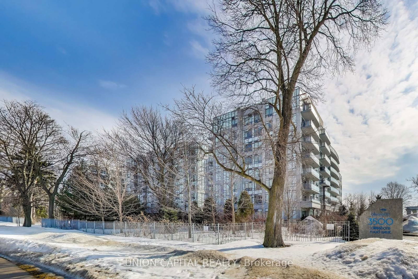 3500 Lakeshore Rd W, unit 525 for rent