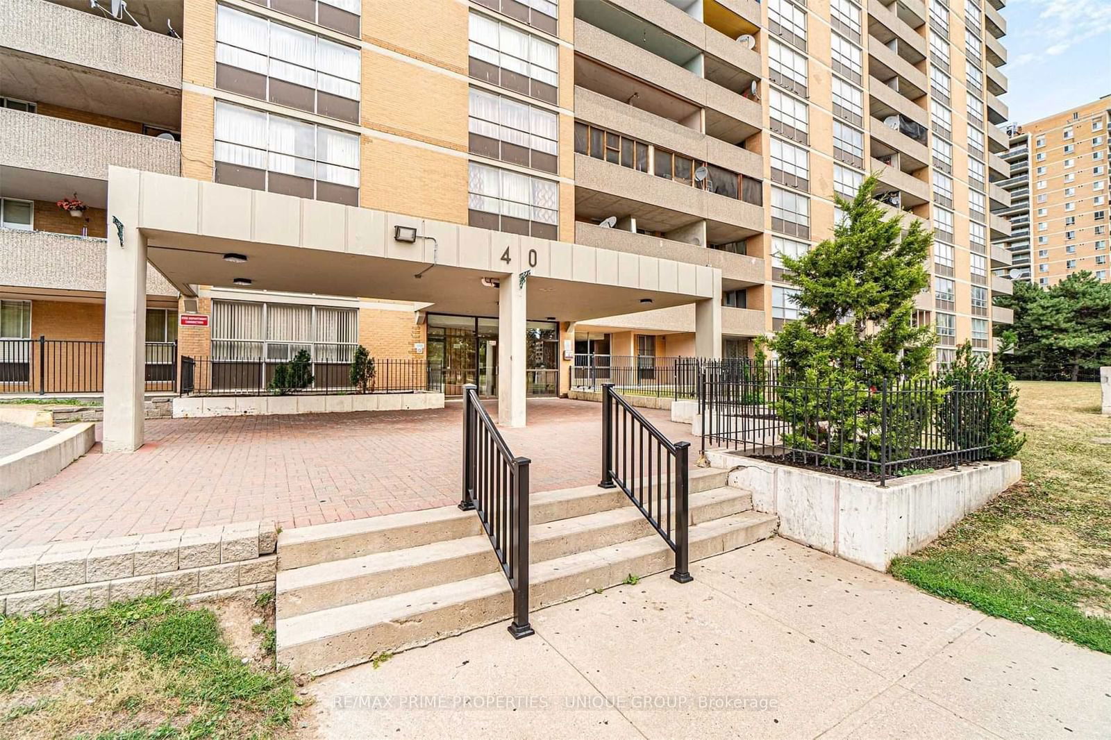 40 Panorama Crt, unit 806 for sale