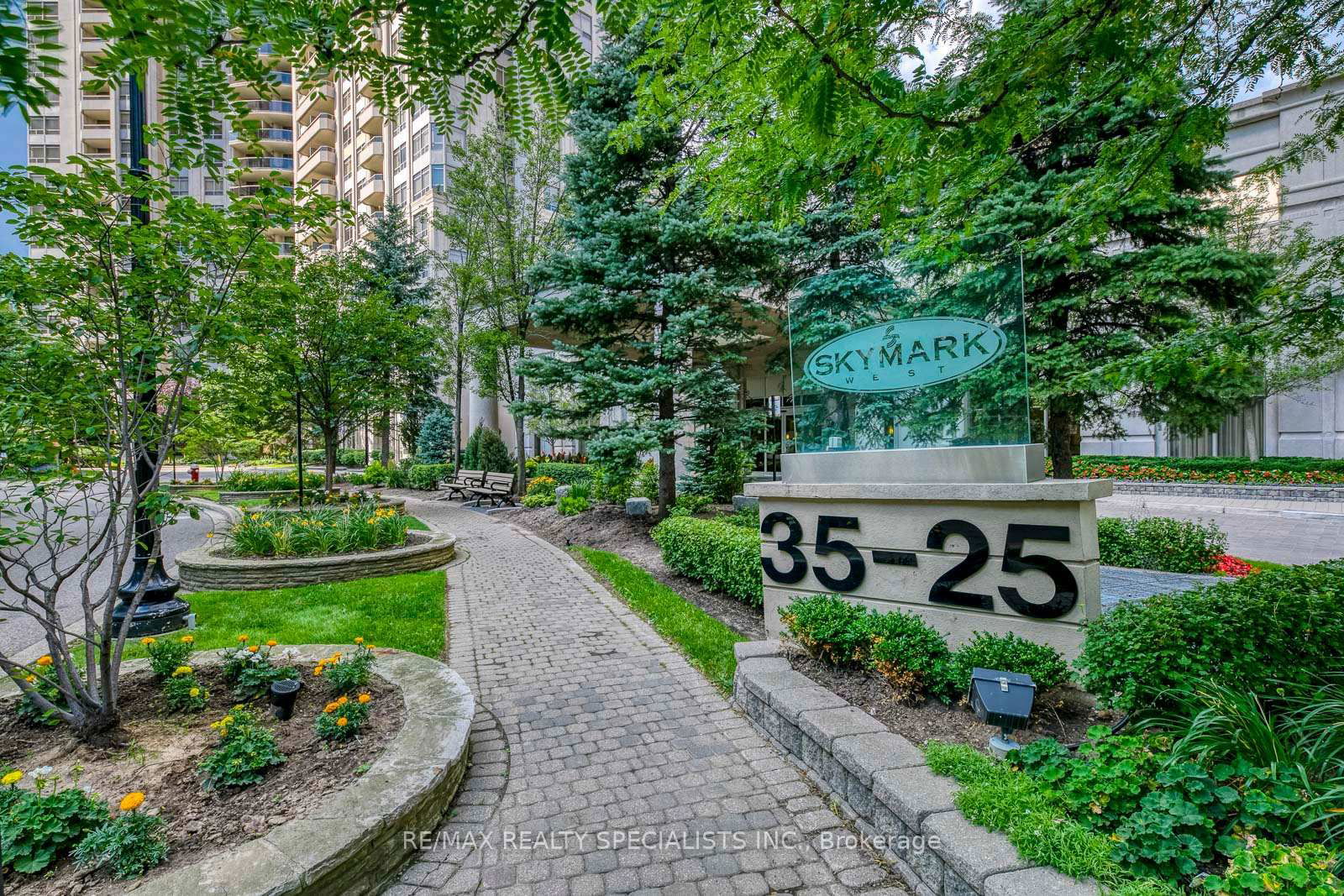 25 Kingsbridge Garden Circ, unit 1127 for sale