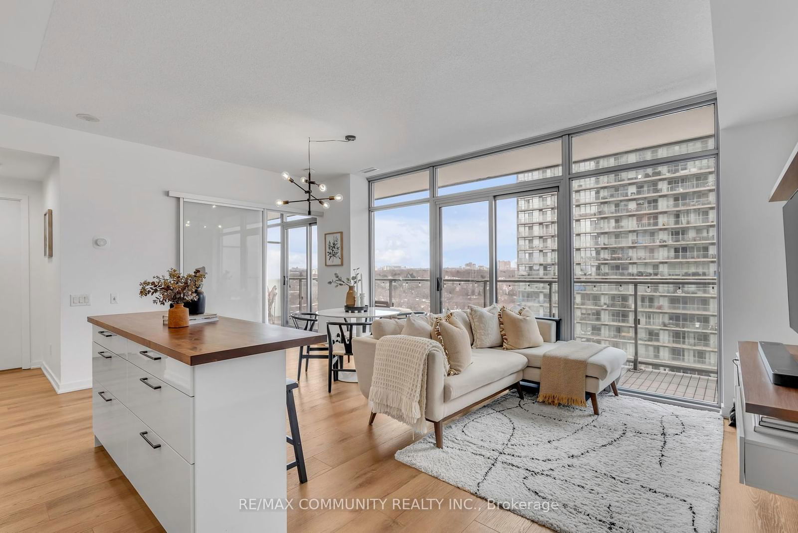 105 The Queensway, unit 1516 for sale