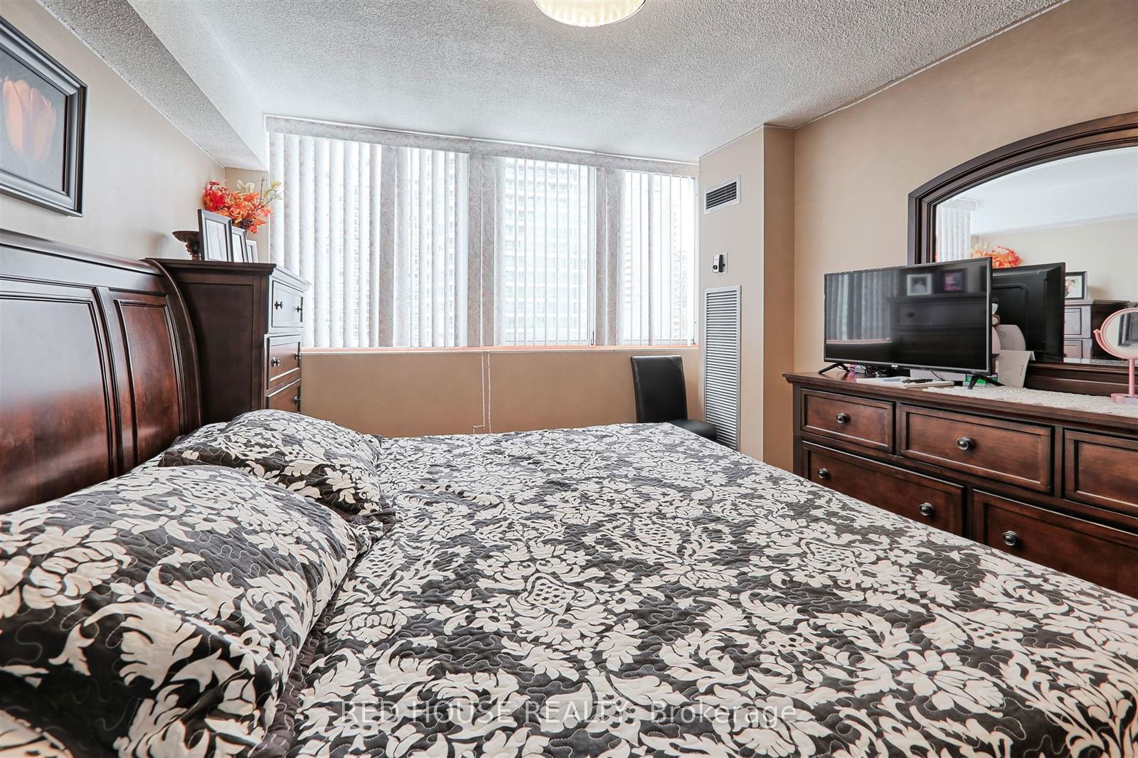 3590 Kaneff Cres, unit 705 for sale