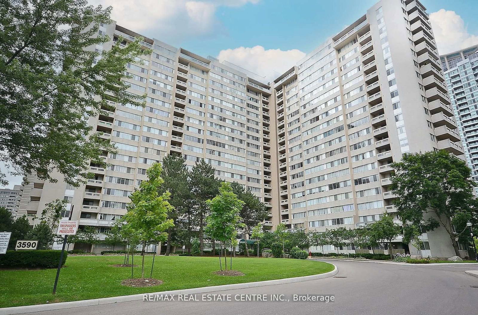 3590 Kaneff Cres E, unit 1512 for rent