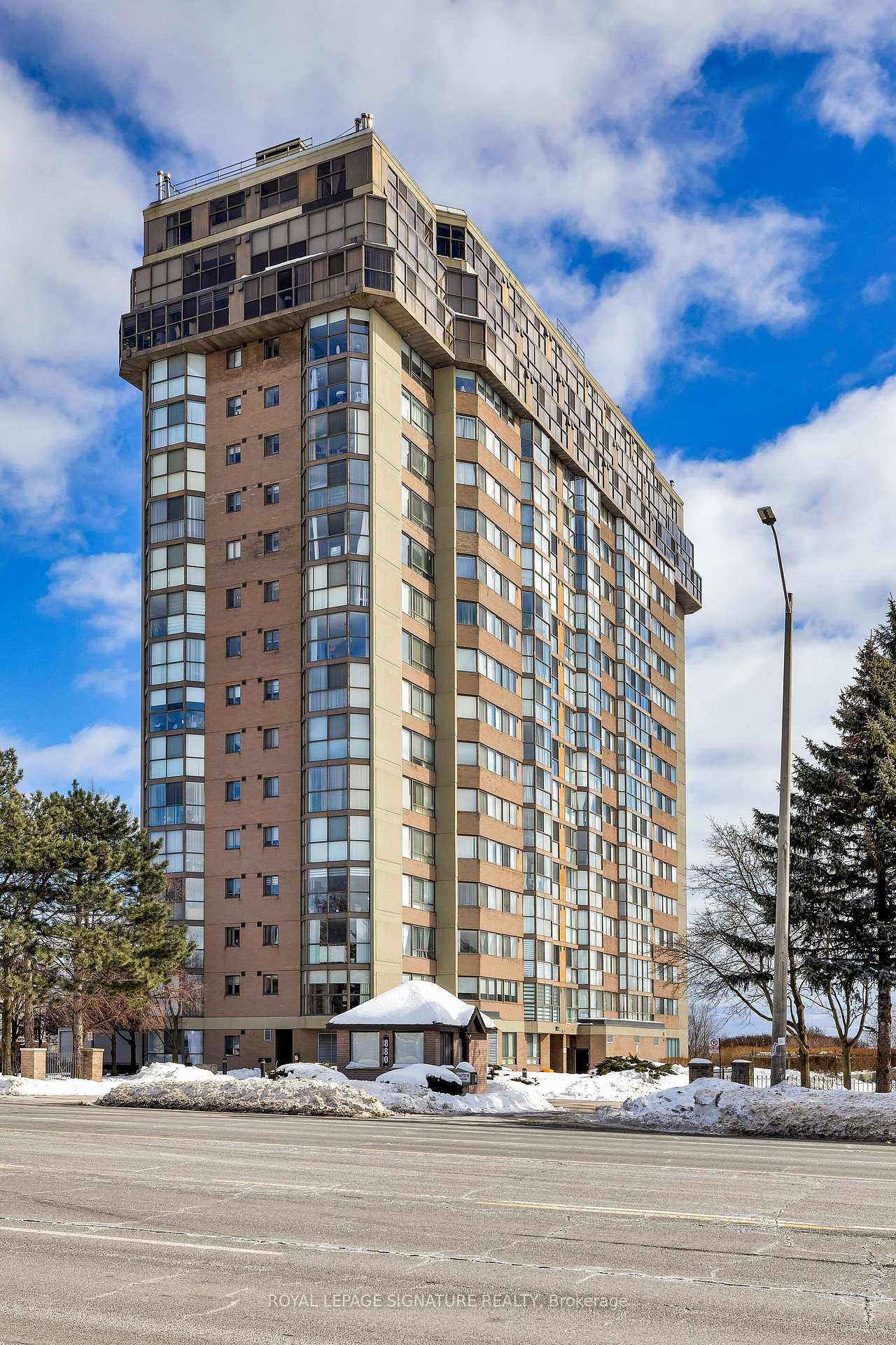 880 Dundas St W, unit 909 for sale