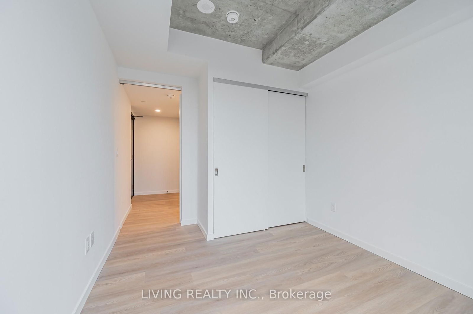 689 The Queensway, unit 207 for rent