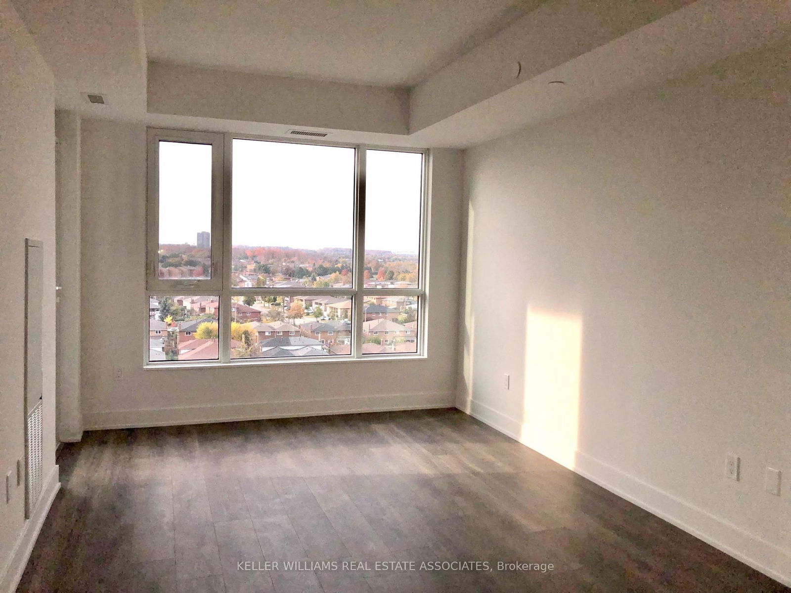 202 Burnhamthorpe Rd E, unit 1004 for rent