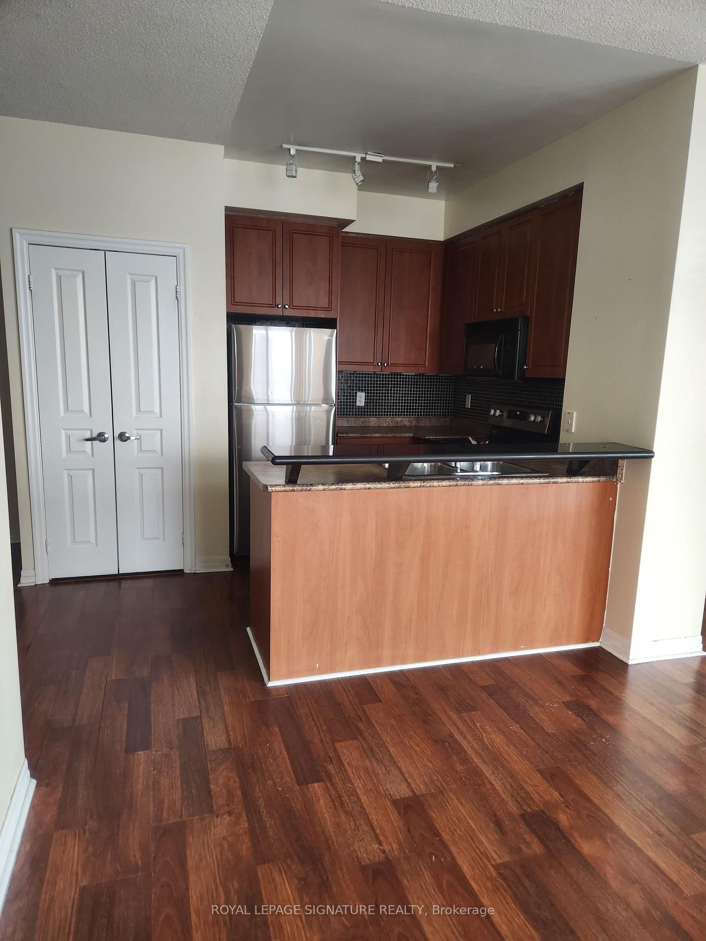 220 Burnhamthorpe Rd W, unit 2902 for rent