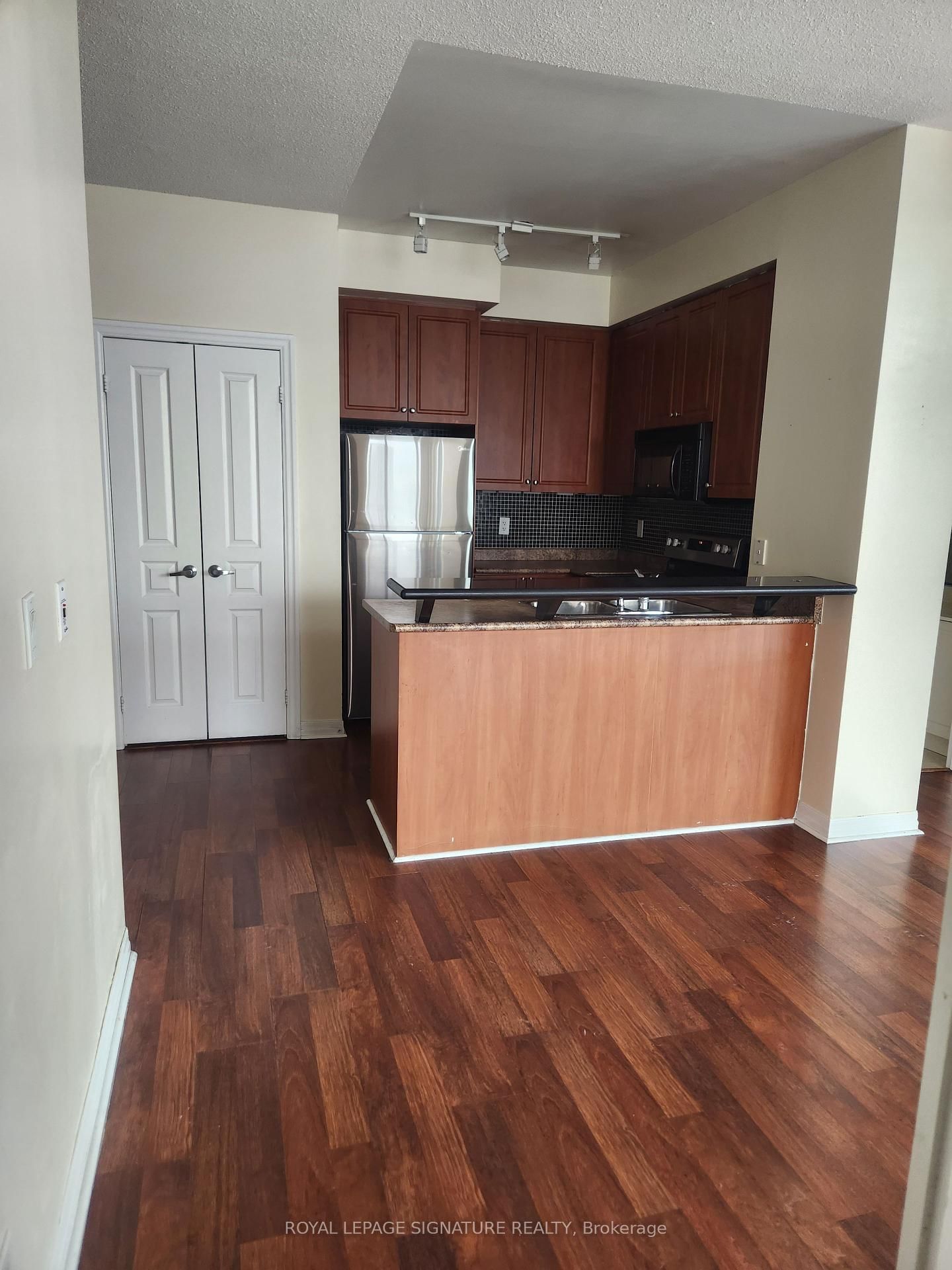 220 Burnhamthorpe Rd W, unit 2902 for rent