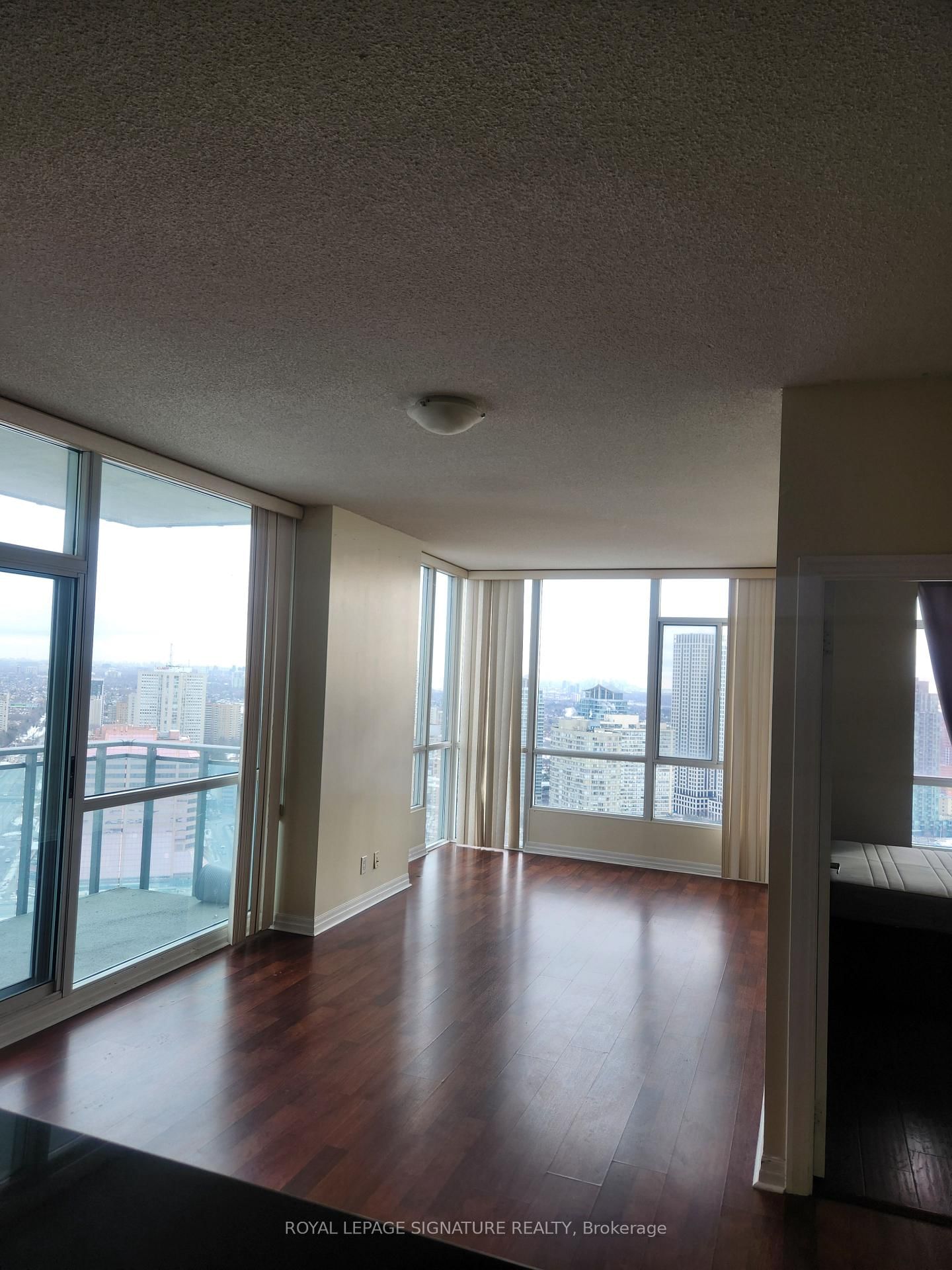 220 Burnhamthorpe Rd W, unit 2902 for rent