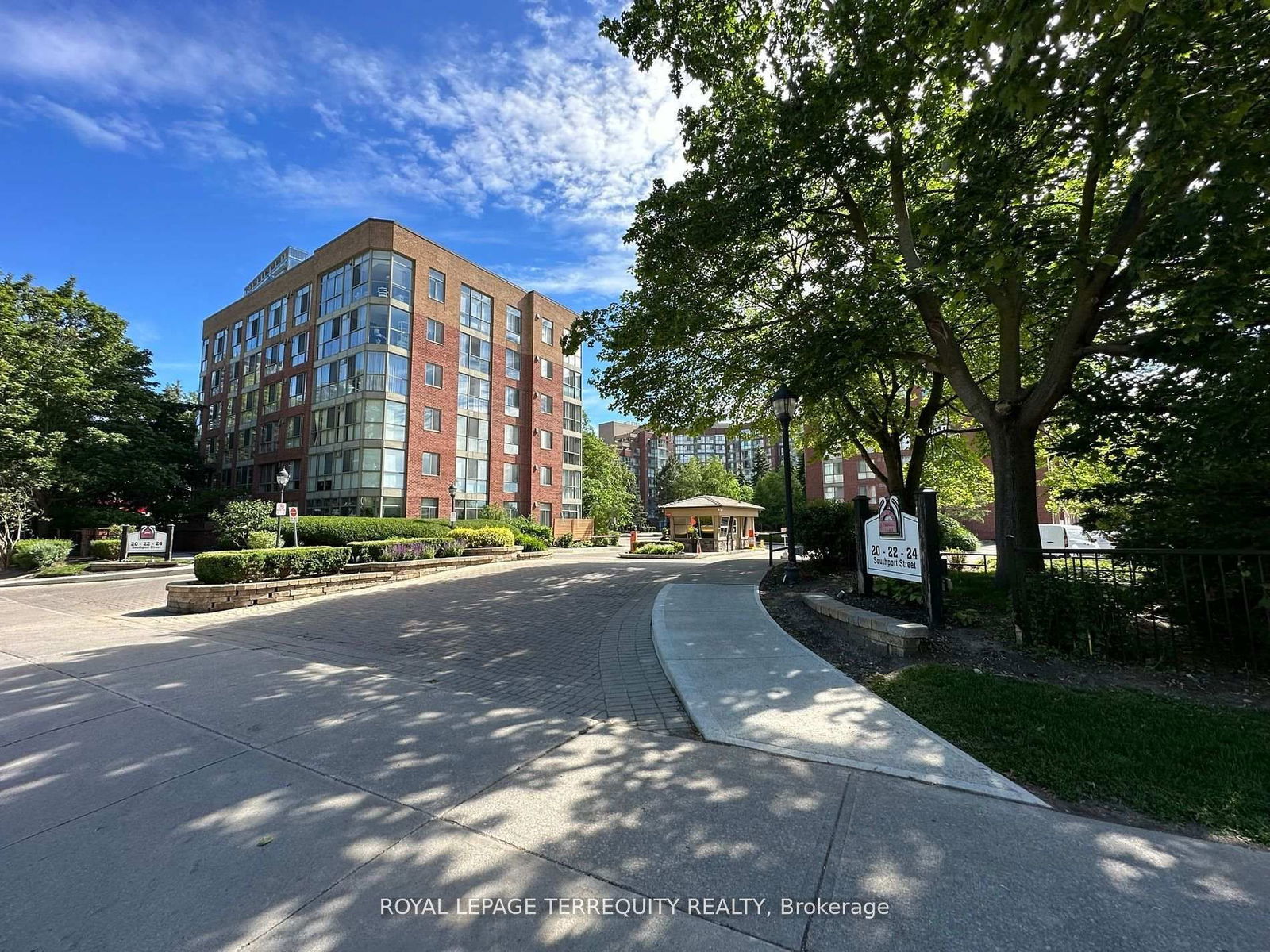 South Kingsway Village I Condos, West End, Toronto