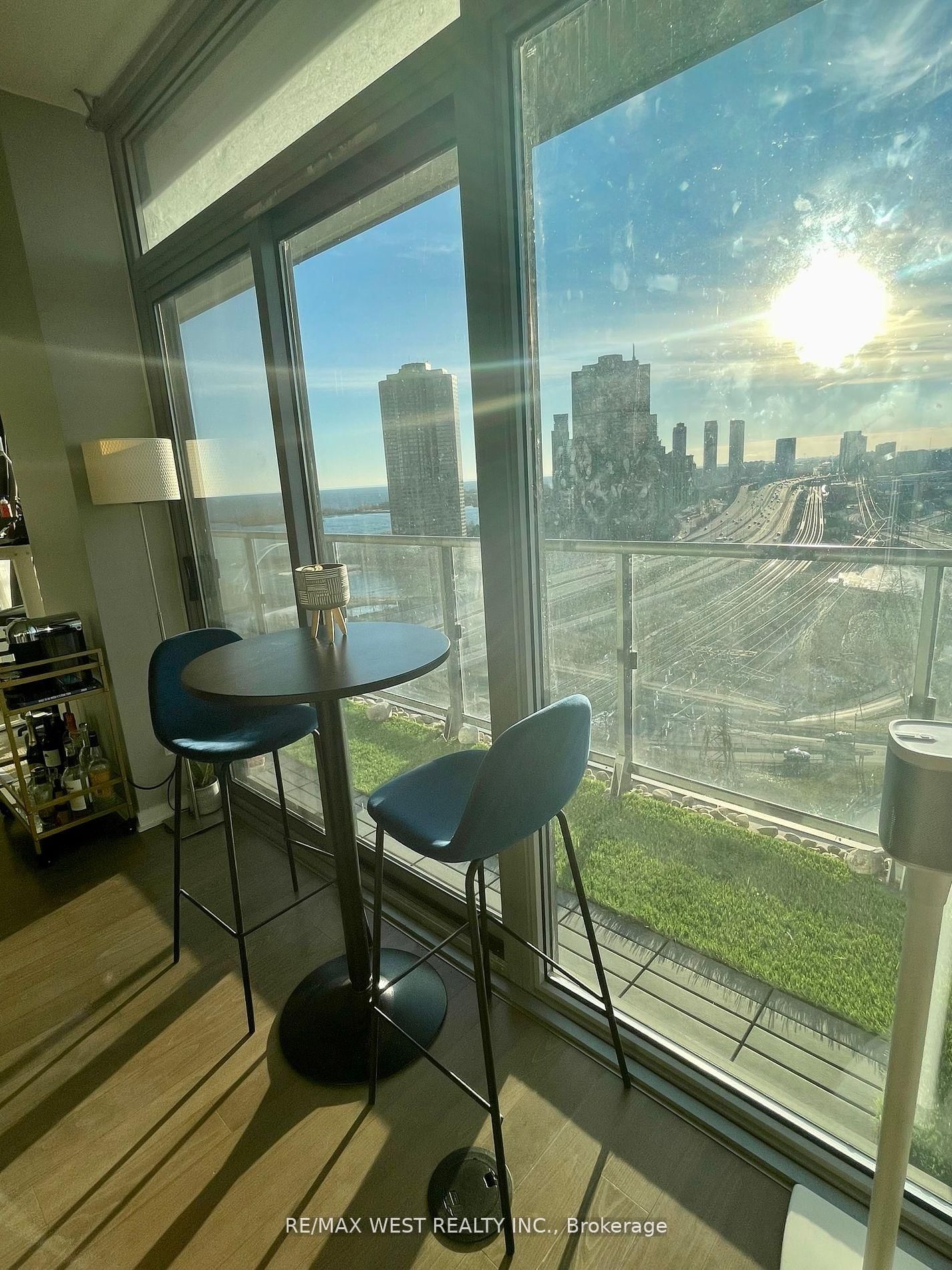 105 The Queensway Ave W, unit 1805 for rent