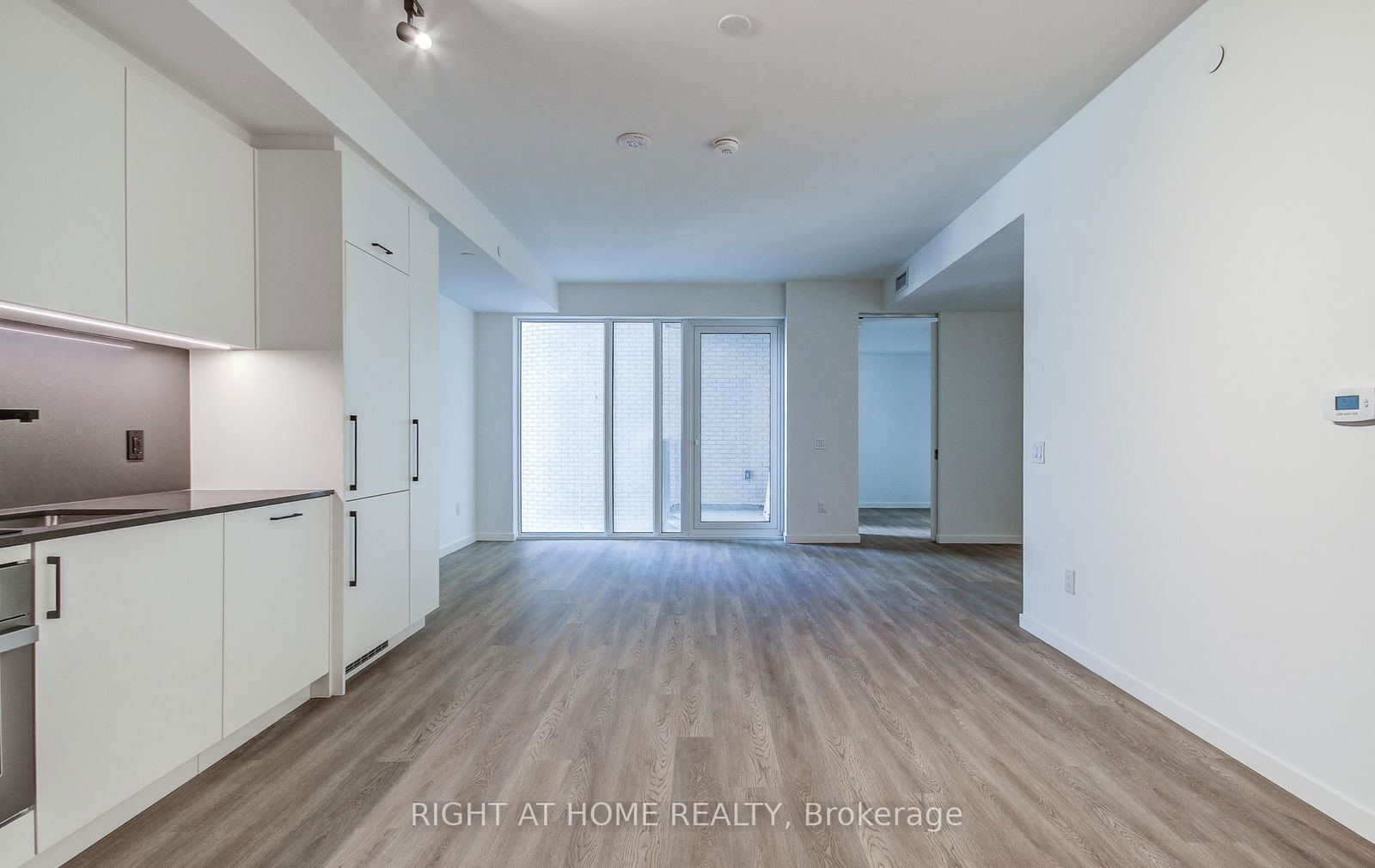 689 The Queensway, unit 304 for rent