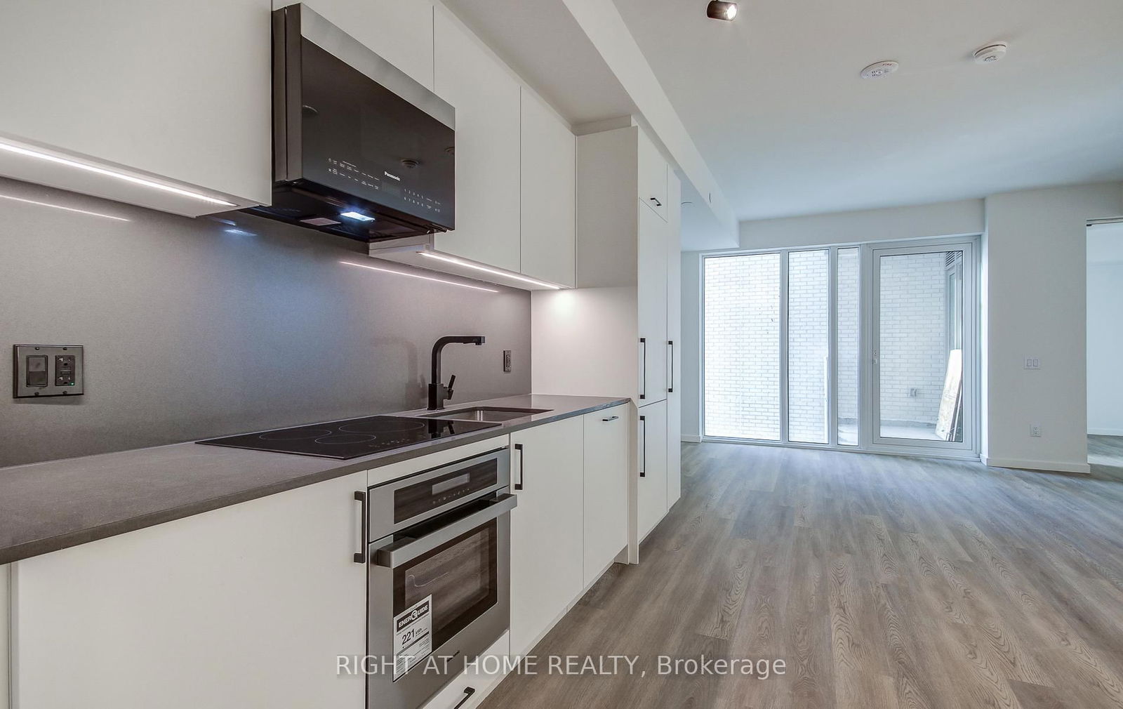 689 The Queensway, unit 304 for rent