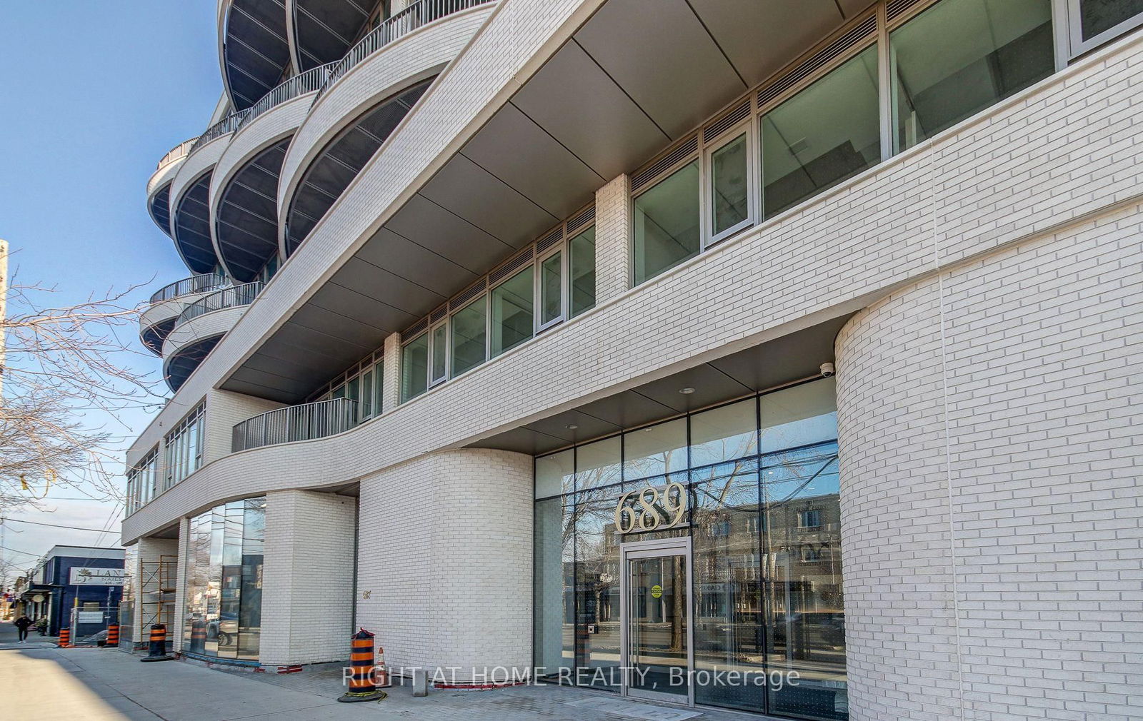 689 The Queensway, unit 304 for rent