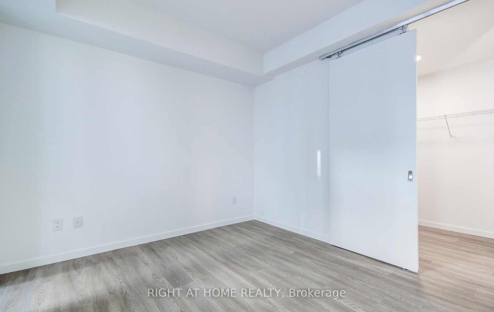 689 The Queensway, unit 304 for rent