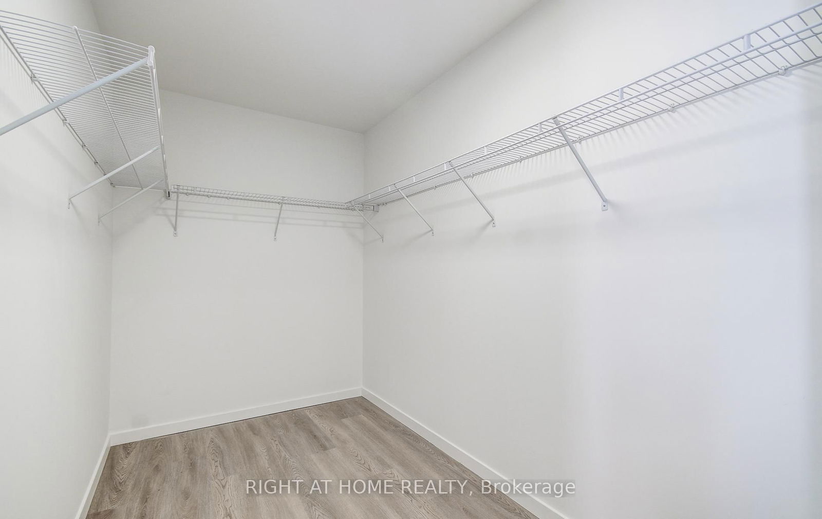 689 The Queensway, unit 304 for rent