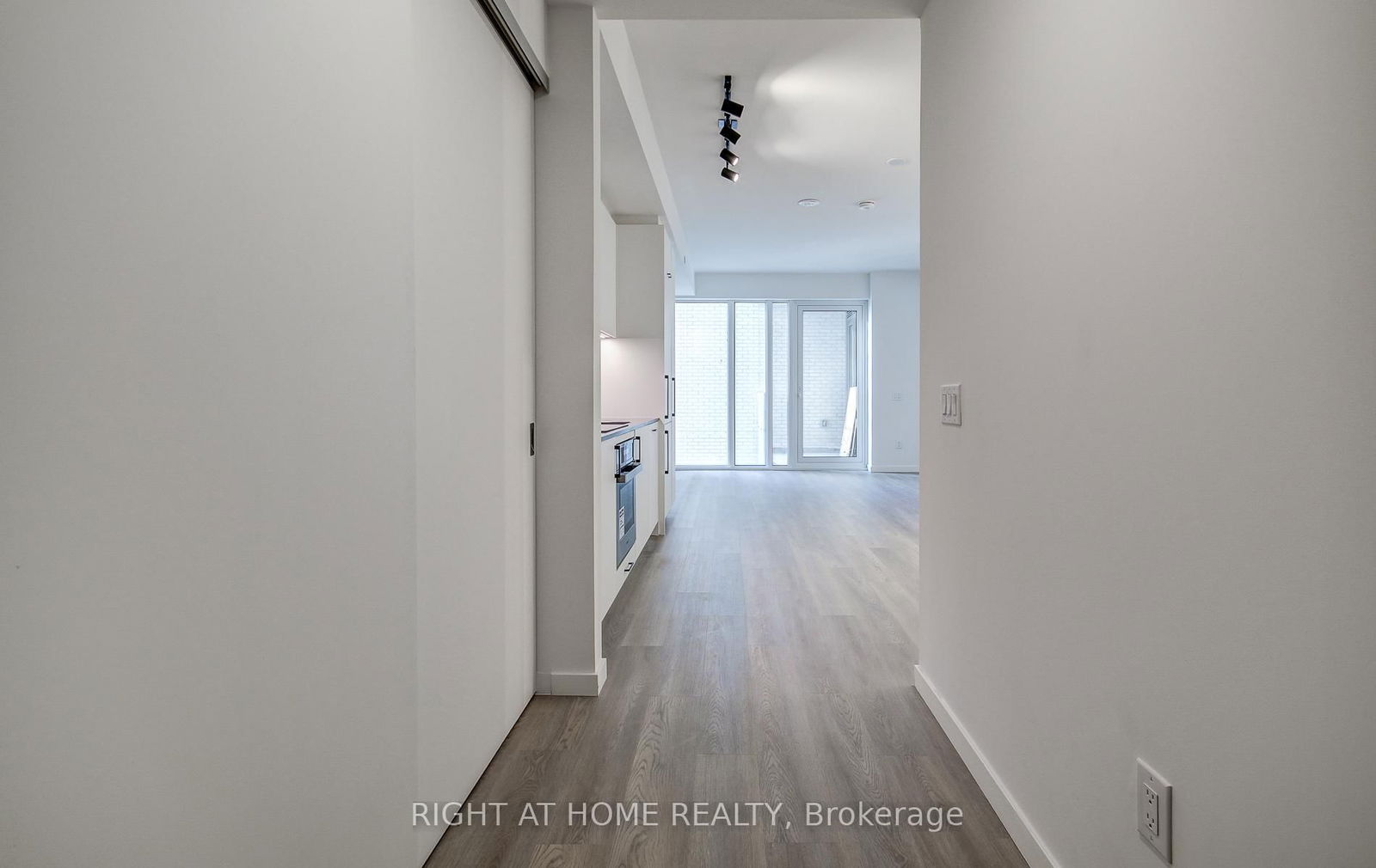 689 The Queensway, unit 304 for rent