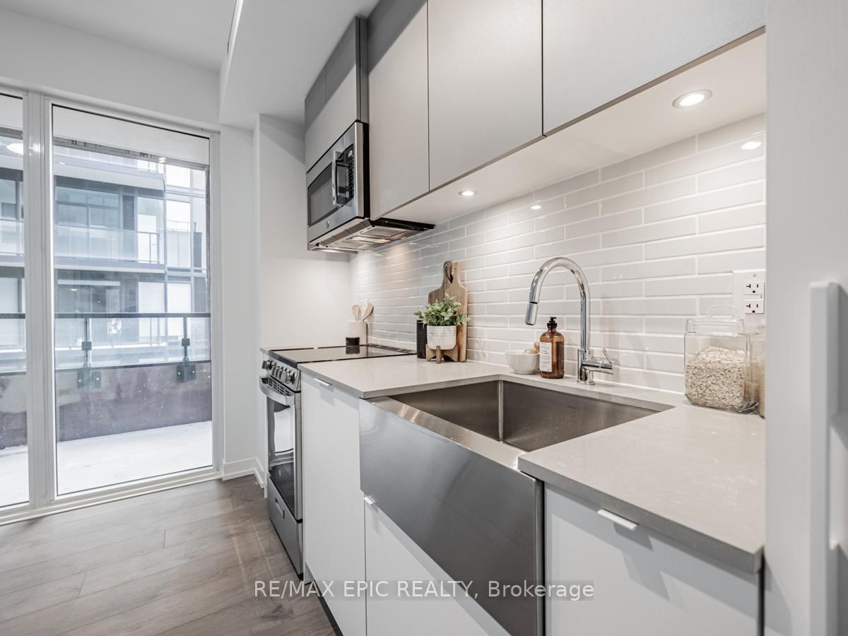 270 DUFFERIN St, unit 815 for rent