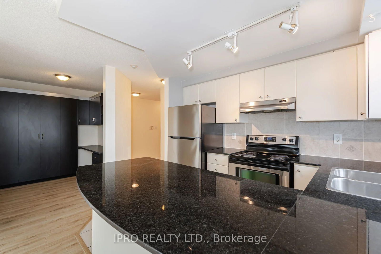 9 George St N, unit 2405 for sale