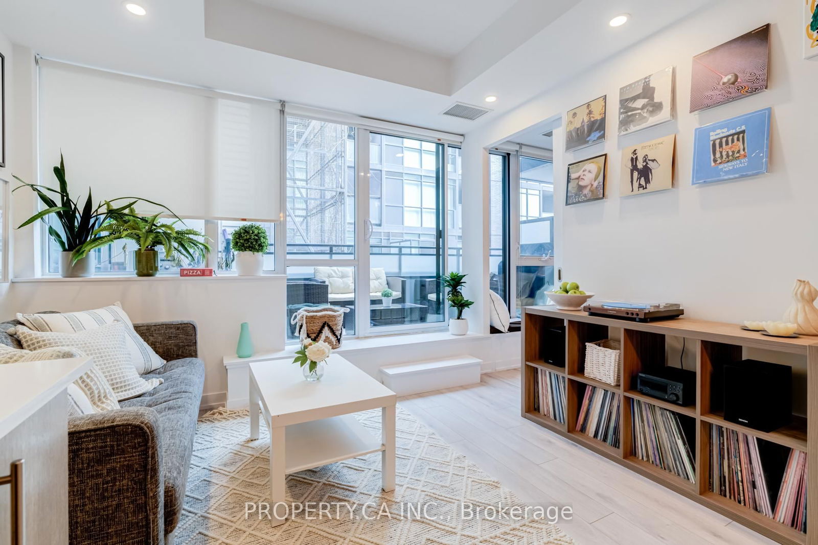 38 Howard Park Ave, unit 212 for sale