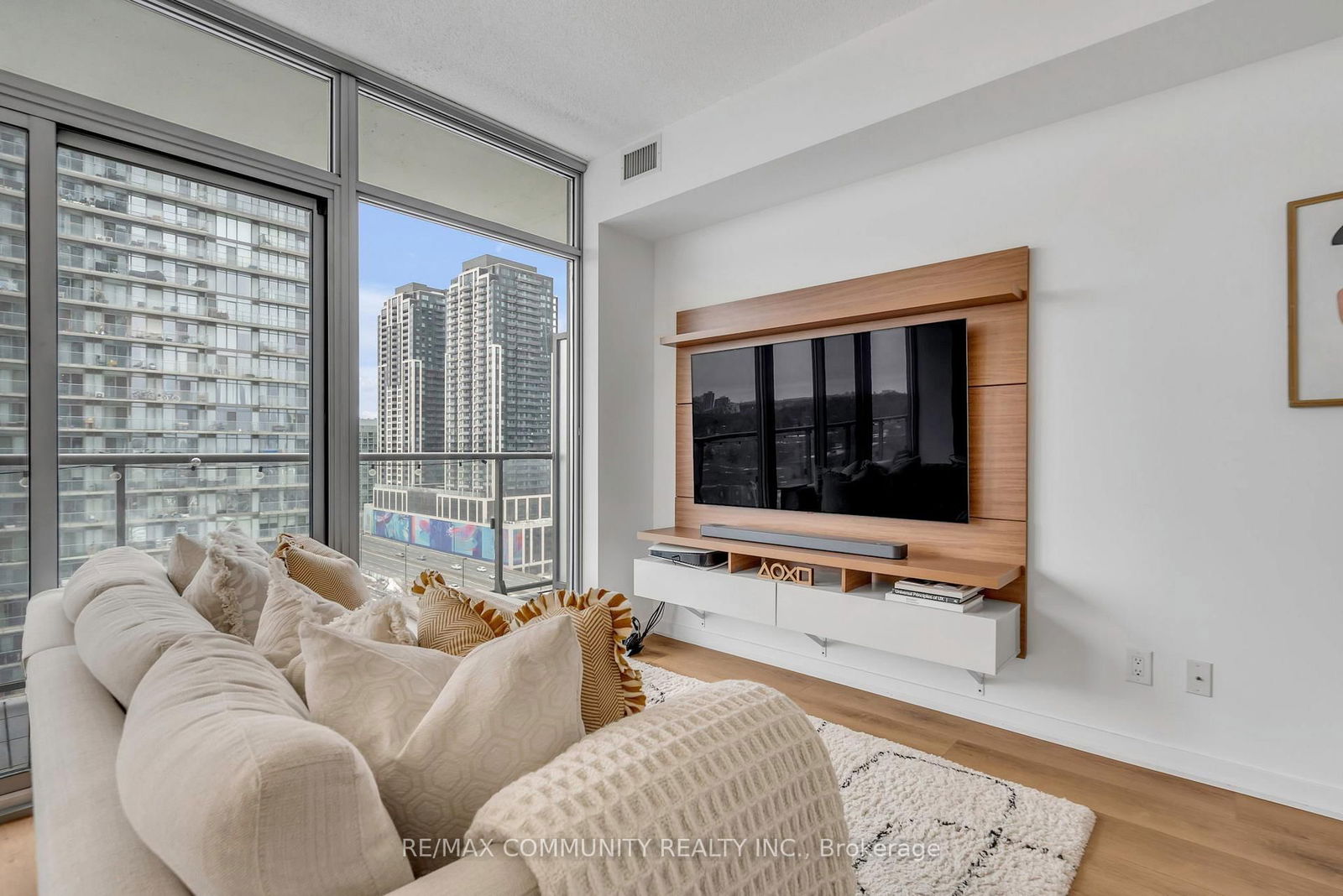 105 The Queensway, unit 1516 for sale