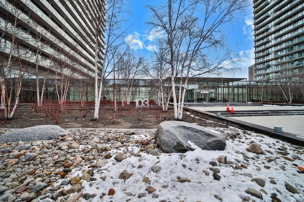 103 The Queensway Ave, unit 413 for sale