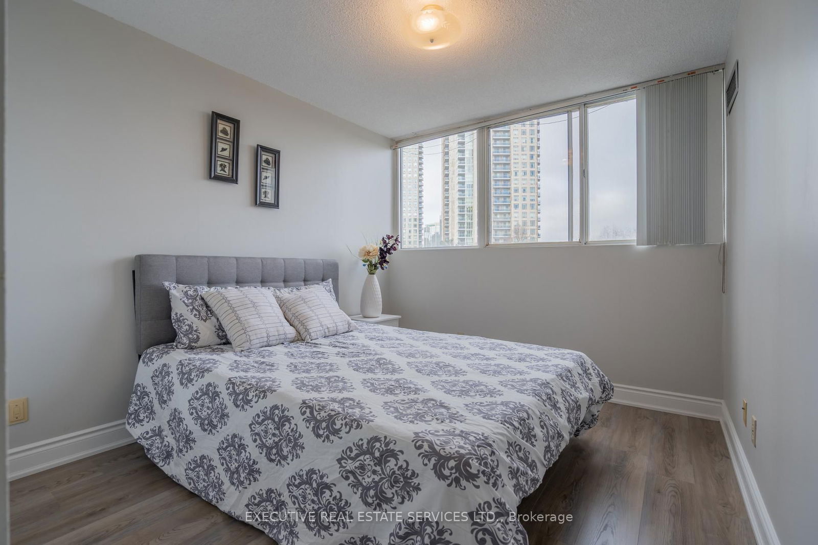 3700 Kaneff Cres, unit 508 for sale