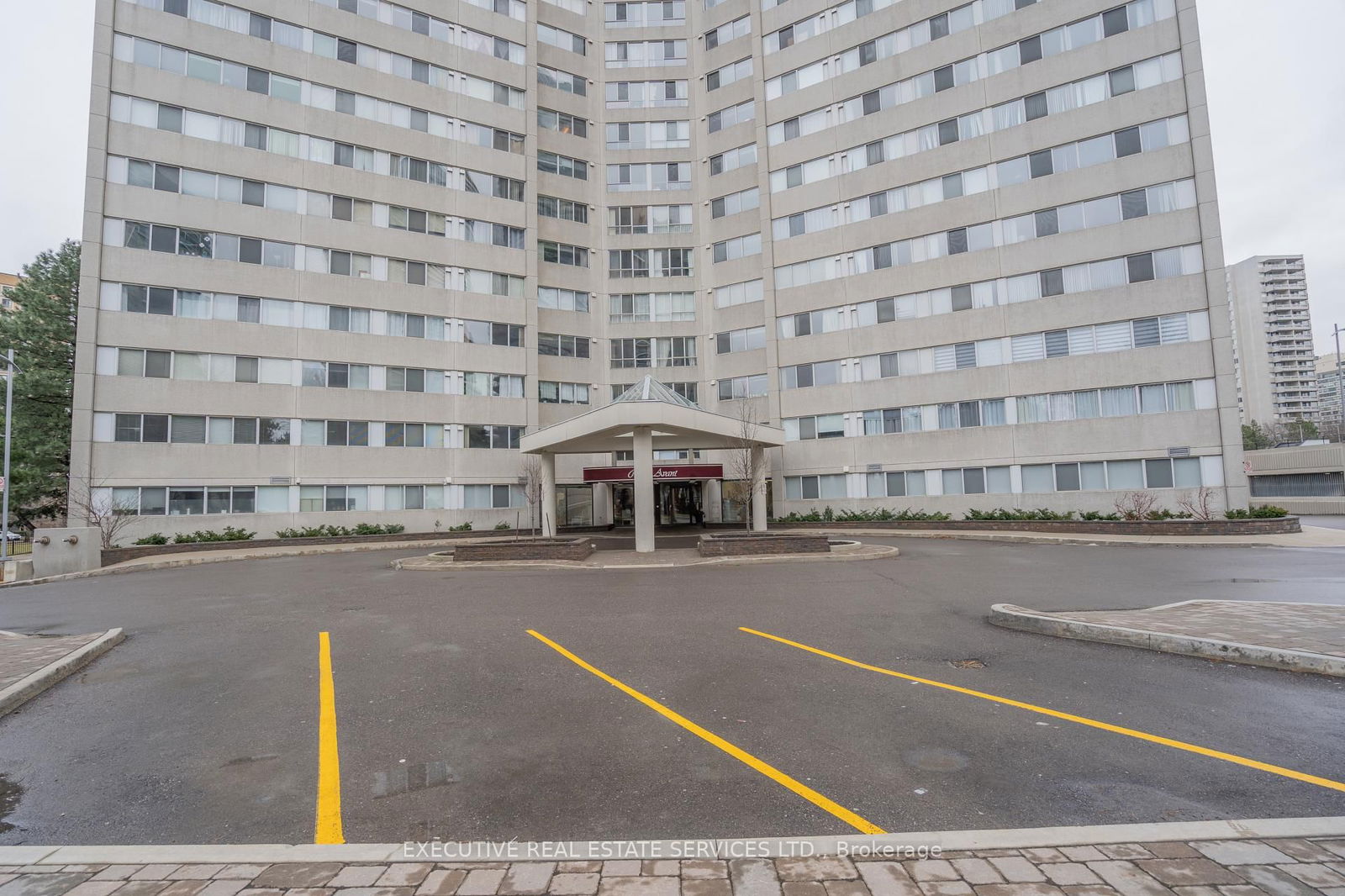 3700 Kaneff Cres, unit 508 for sale